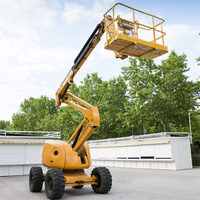 Nacelle élévatrice articulée électrique avec nivellement automatique de la plateforme, automotrice, pour travaux de peinture