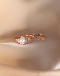 แหวนหมั้นเพชรทรงรีธรรมชาติที่ได้รับการรับรองจาก GIA ตัวเรือนทอง 18K ชุบโรเดียม สามารถปรับแต่งได้ จำหน่ายเครื่องประดับจำนวนมาก IGI - Product Image 3