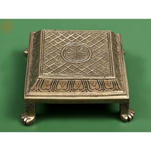 Pedestal ritual Chowki de latón hecho a mano de 5 pulgadas para decoración del hogar - Product Image 1