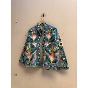 Veste en velours brodée à la main avec des motifs floraux, col mandarin, style bohème, doublure en coton Suzani pour femmes - Product Image 3