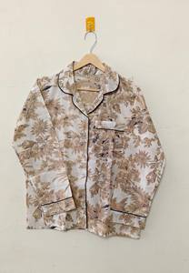 Conjunto de Pijama de Algodón Estampado a Mano de Lujo para Mujer con Elegante Motivo Floral Botánico en Tonos Tierra, Dorado y Beige para Verano - Product Image 3