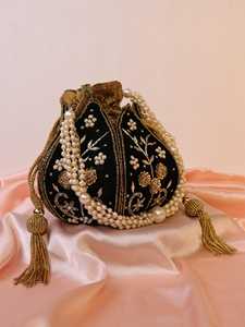 Sac Potli brodé à la main en soie noire avec perles et pompons dorés, travail de broderie pour les mariages et les occasions festives - Product Image 4