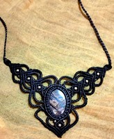 HARI OM CREATIONS – Nouveauté : Chaînes à maillons en macramé, fil multicolore, forme de fleur élégante, onyx vert certifié IGI, pour femme