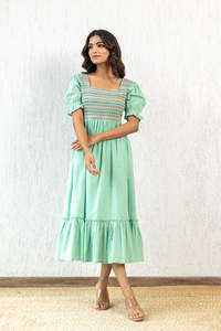 Robe midi smockée vert pastel, style bohème, vert menthe, col carré, manches bouffantes, brodée, coupe trapèze ample, en coton tissé, pour l'été - Product Image 4