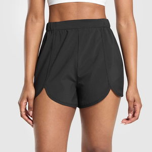 Shorts de sport taille haute pour femme, noir uni, taille élastique, séchage rapide, tissu tricoté avec poches - Product Image 1