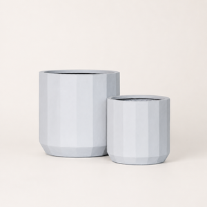 Juego de Macetas Modernas para Jardín Hieta Garden, de Fibra de Vidrio Negra, Redondas, Lisas, Cilíndricas, Decorativas para Interiores y Exteriores, en 5 Tamaños - Product Image 1
