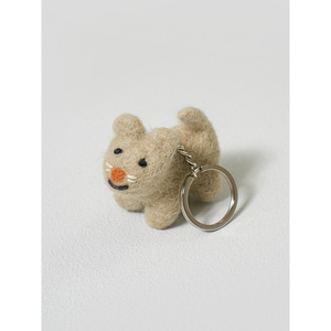 Porte-clés en laine de vacances campagnarde avec motif en bois de chiot barbu - Product Image 1