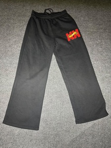 Pantalon de jogging noir à jambe large, taille élastique avec cordon de serrage, coupe ample, longueur intégrale, décontracté, broderie chenille, personnalisable - Product Image 2