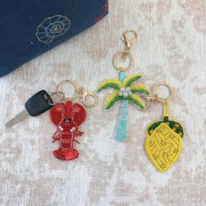Llavero Bordado Personalizado Hecho a Mano con Patrón de Cuadros Rojos en Tela de Lona, Accesorio Textil para el Año Nuevo Chino y Navidad - Product Image 5