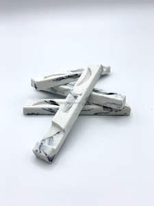 Repose-couverts compact et élégant en marbre conçu pour une utilisation quotidienne offrant une durabilité, une stabilité et une texture lisse - Product Image 3