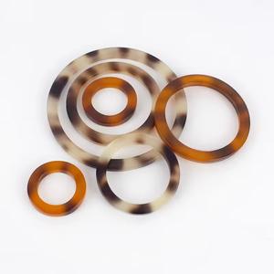 Anillos de Resina Premium para Mujer, Acabado Ecológico, Diseño Moderno, Ligeros, Duraderos, para Cinturones y Prendas, Talla y Logotipo Personalizables - Product Image 3