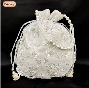 Pochette Potli artisanale perlée, broderie florale Zardozi argentée, poignée perlée, fermeture à rabat, sac à main portable pour mariage - Product Image 5