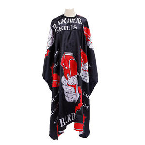 Capa de Peluquería Profesional con Estampado de Barba, de Poliéster Resistente al Agua, para Uso en Salón y Barbería, con Cierre Ajustable en el Cuello con Gancho y Botón - Product Image 2