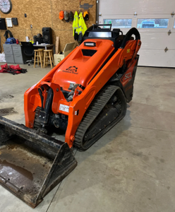 รถตักล้อยางขนาดเล็ก KUBOTA SCL1000 ปี 2025 แบบยืนขับ  ถังตักปรับปรุงใหม่ - Product Image 3