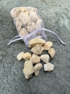 Galets de marbre jaune concassé écologiques et durables de qualité supérieure pour salles de bain extérieures modernes, aménagement paysager et design artistique - Product Image 4