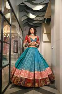 InCotton.M Lehenga Choli en coton mousseline à imprimé numérique de créateur, broderie à la main, dupatta en dentelle pour les occasions de fête et de mariage, Rajasthan - Product Image 3