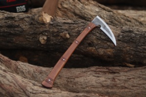 Hache Viking forgée à la main, gravée sur mesure, en acier à haute teneur en carbone, manche en bois, 6 lames coupantes, 24 cm de longueur totale, 2 kg, DIY - Product Image 2