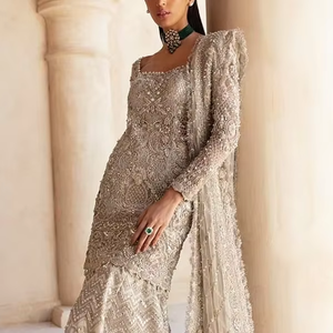 Robe de mariée maxi premium Pakistan Bridle Dress vert menthe pastel, avec un profil latéral orné de tulle fluide et d'un motif floral délicat - Product Image 3