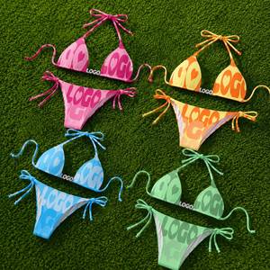 Conjunto de bikini triangular con estampado de logotipo colorido para mujer, traje de baño de 2 piezas con cuello halter, braguita con lazo lateral y detalle de cordón - Product Image 1