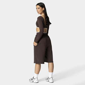 Shorts pour femmes de qualité supérieure, brodés avec logo personnalisé, shorts bermudas marron avec bordure contrastante blanche, shorts à genoux contrastants. - Product Image 2