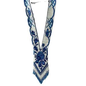 Collier artisanal en perles avec motif floral de rose bleue, porté par une femme élégante, mettant en valeur la maîtrise artisanale traditionnelle. - Product Image 1
