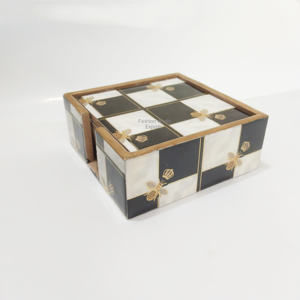 แผ่นรองแก้วหรูหราพร้อมกล่องเก็บไม้ ลายขาวดำสวยงาม ประดับลายผึ้งสีทอง สำหรับชาและกาแฟ - Product Image 1