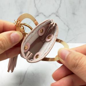 Charmant et mignon mini sac porte-clés en cuir PU et alliage de zinc avec décorations en pompons, pour femmes et filles, usage quotidien, tendance - Product Image 4