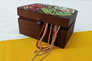 B.H CRAFTS กล่องใส่เครื่องประดับทำมือ ปักลายดอกไม้ด้วยลูกปัด รูปทรงสี่เหลี่ยมผืนผ้า ปิดด้วยสายรัดหนัง  ตกแต่งบ้าน งานฝีมือ - Product Image 3