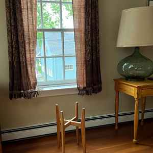 Support pour plantes d'intérieur avec design surélevé, finition en bois naturel, pieds robustes, parfait pour plusieurs pots, décoration de salon et de maison - Product Image 3