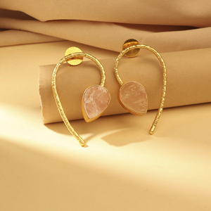Boucles d'oreilles pendantes en quartz rose plaqué or 14 carats, faites à la main – Bijoux géométriques à monture ouverte pour femme - Product Image 1