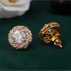 Boucles d'oreilles clous en or jaune et blanc 14K avec halo en spirale et diamant rond de laboratoire de 2,72 carats, motif boule en or 18K - Product Image 2