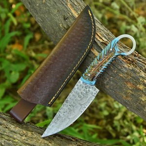 Couteau à Découper en Acier Damas Forgé à la Main, Manche en Cône de Pin, Lame Fixe Entièrement Intégrée, Couteau à Anneau de Doigt avec Étui en Cuir, Personnalisé OEM - Product Image 1