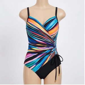 Ensemble de yoga 2 pièces imprimé papillon bleu avec finition dorée, body à col en V profond et jupe portefeuille longueur genou - Product Image 1
