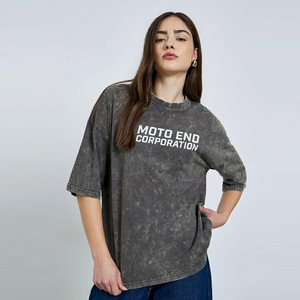 Camiseta Oversize Gris Oscuro con Lavado Ácido para Mujer, Manga Corta, Cuello Redondo, Algodón, Estilo Urbano con Estampado de Letras en el Pecho - Product Image 1