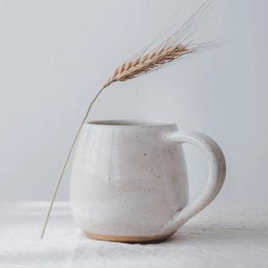 Taza de Café de Cerámica Moderna con Esmalte Natural Moteado, Superficie Texturizada, Asa de Agarre Firme, Diseño que Retiene el Calor para una Vida Acogedora - Product Image 1