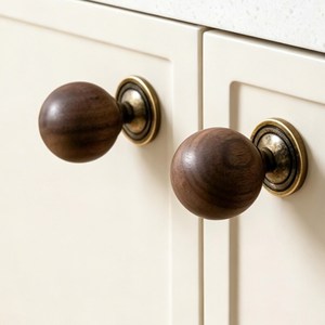 Bouton de meuble rond en bois de noyer, style vintage, poignée de tiroir ronde, bouton de porte en bois fait main, élégant, classique, marron, poignée de meuble - Product Image 1