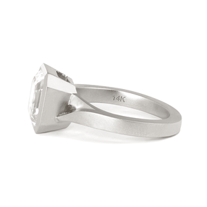 แหวนเพชรทรง Asscher 3 กะรัต ผลิตในห้องปฏิบัติการ ได้รับการรับรองจาก IGI ตัวเรือนทองคำขาว 14K แท้ สำหรับผู้หญิง ดีไซน์หรูหรา ขอบด้านแบบด้าน ฝังเพชรแบบ Bezel - Product Image 3
