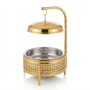 Plat à chafing rond de luxe doré avec base en rotin tressé et support suspendu en arche incurvée pour maintenir les aliments au chaud - Product Image 1