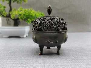 Brûleur d'encens traditionnel en laiton en forme de dôme avec des ouvertures sculptées pour une diffusion uniforme de la fumée aromatique dans les lieux sacrés - Product Image 1