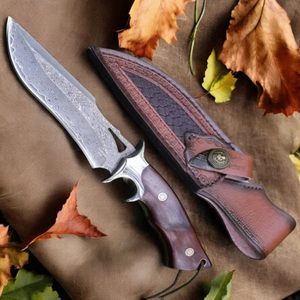 Cuchillo de caza profesional hecho a mano en Damasco con hoja de acero estampado, mango de madera, protector metálico resistente y funda de cuero. - Product Image 1