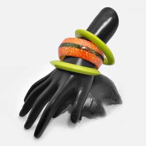 Juego de Brazaletes de Resina, Redondos, Negros con Puntos Blancos, Acabado Brillante, Técnica de Fundición, Joyería de Moda, Escultura Artística - Product Image 2