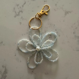 Porte-clés en cuir unique et durable, fait main en Inde, avec broderie perlée complexe, accessoire cadeau perlé artisanal - Product Image 3