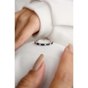 Bague de mariage solitaire en or blanc 18 carats avec saphir bleu et diamant - Product Image 4