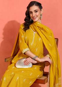 Ensemble Kurti court droit en coton cambric imprimé Ikat pour femme avec pantalon et dupatta – Jaune/Moutarde – Protection solaire – Tenue ethnique d'été - Product Image 2