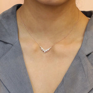 Collier en or rose en forme de V avec diamant cultivé en laboratoire - Product Image 2