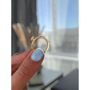 Anillo de compromiso con diamante talla pera y banda doble de pavé redondo en oro amarillo macizo con engaste de puntas para mujer. - Product Image 3