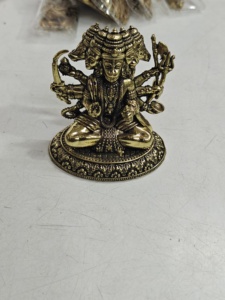 Idole de la déesse Lakshmi en laiton fait main avec enfant sur lotus, statue hindoue miniature pour autel domestique - Product Image 5