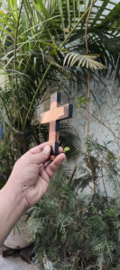 Crucifijo de Madera Pintado a Mano, Cruz de Resina para Colgar en la Pared, Pulido, Duradero, Estilo Religioso, Regalo para Primera Comunión o Confirmación - Product Image 3
