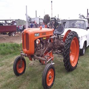 Tractor de servicio pesado diseñado para entornos agrícolas exigentes con un motor de alto rendimiento y una estructura duradera para una larga vida útil. - Product Image 1