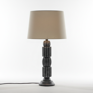 Lampe de table décorative traditionnelle avec base de style colonne sculptée, abat-jour en tissu neutre et structure solide pour chambre à coucher - Product Image 2